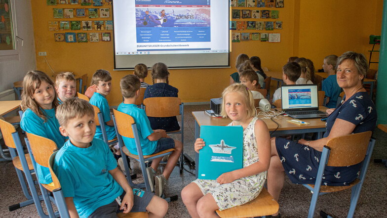 Kleine Raumfahrer: Die zweite Klasse der Grundschule Haselbachtal gewann jetzt einen Preis bei einem Raumfahrtprojekt. Zusammen mit ihrer Lehrerin Ricarda Müller (r.) verfolgten sie die Preisverleihung online.