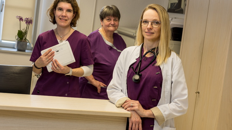 Anett Schnabel (r.) hat die Hausarztpraxis in Klipphausen übernommen. Zu ihrem Team gehören Franziska Jahn-Werske (l.) und Katrin Garling.