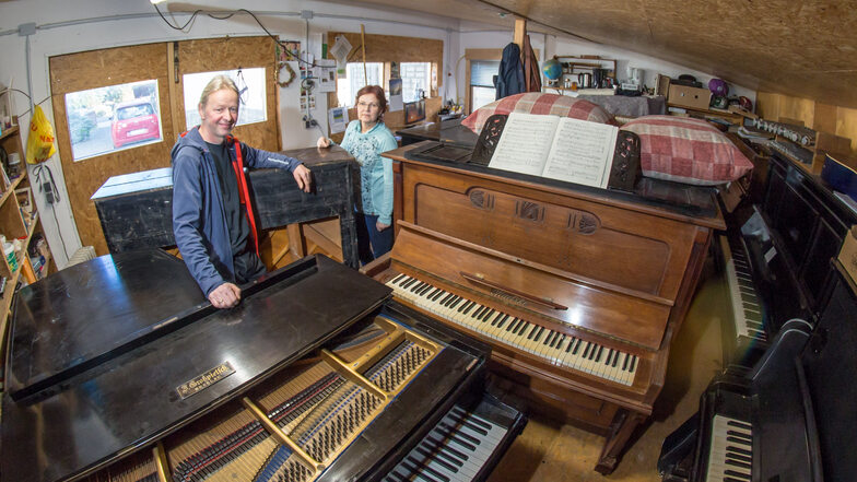 Orgelbauer und Klavierstimmer Johannes Soldan und seine Mitarbeiterin Astrid Zischank inmitten vieler Klaviere. Sie werden von ihm repariert und aufgearbeitet in seiner Werkstatt in Ödernitz