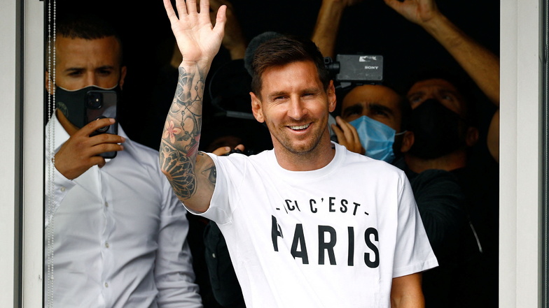 Lionel Messi ist in Paris gelandet und winkt den Fans am Flughafen Le Bourget zu. Der sechsmalige Weltfußballer und Paris Saint-Germain haben sich auf zweijähriges Engagement geeinigt.