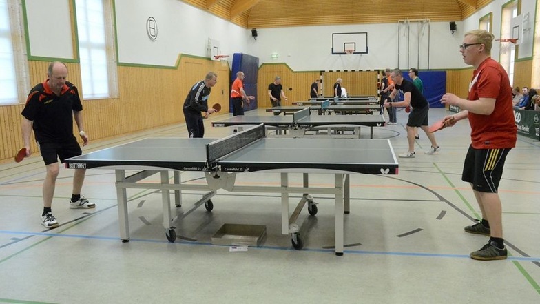 25 tischtennisbegeisterte Männer kämpften am Freitagabend in der Sporthalle der Oberschule Niesky um den Pokal der Oberbürgermeisterin.