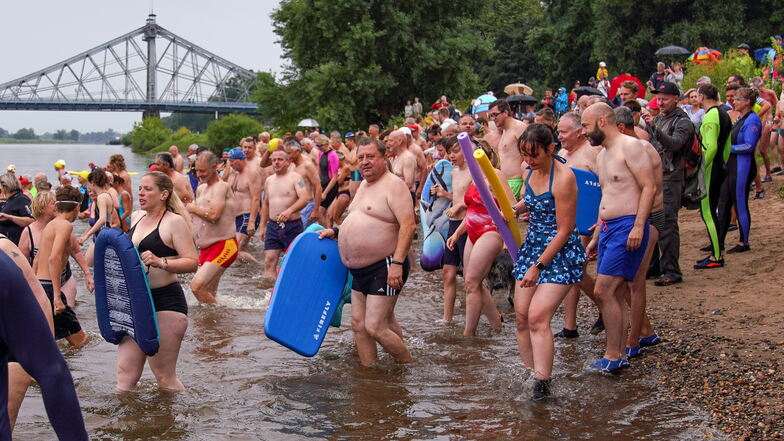 Gegen 10 Uhr waren die Teilnehmer ins Wasser gestiegen.
