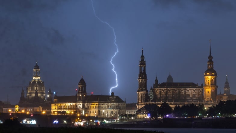 Die Menschen in Sachsen müssen sich auch am Freitag erneut auf Unwetter einstellen.