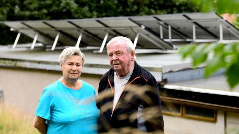 Christine und Ludwig Eckhard vor ihrer Fotovoltaikanlage in Seifhennersdorf. Mit Abrechnung und Vergütung hinkt SachsenEnergie hinterher.