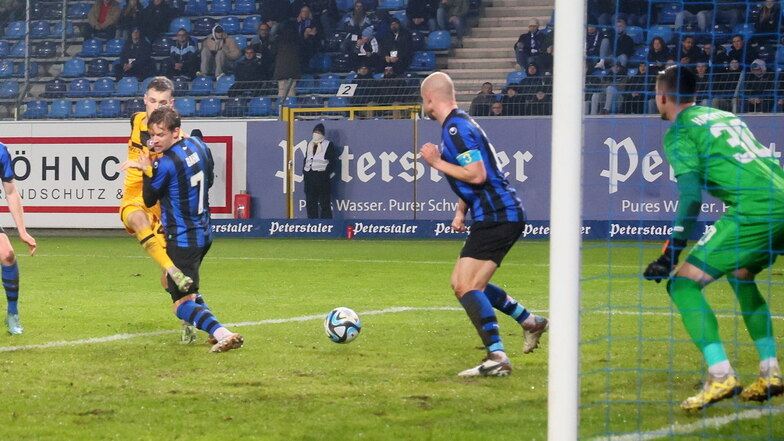 Nach einem Eckball erzielt Tom Zimmerschied das 1:0 für Dynamo Dresden. Es ist ein kurioses Tor.