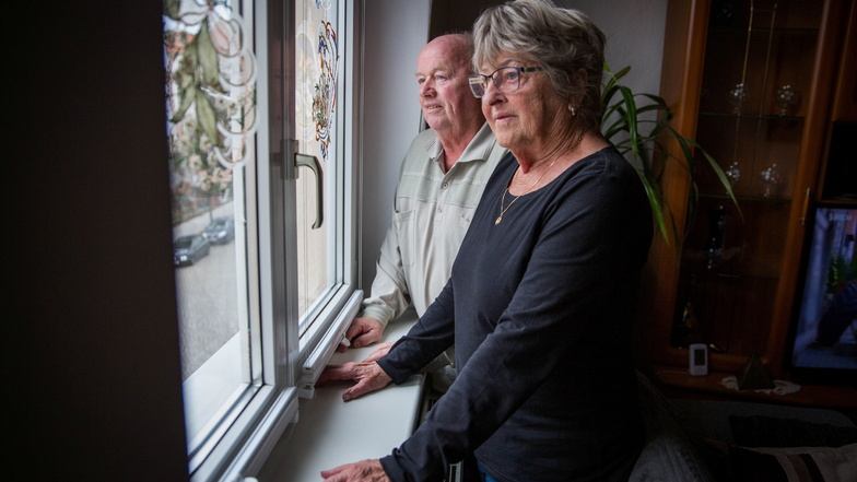 Monika und Werner Schramm wohnen Luftlinie nur wenige Meter vom Fundort der Weltkriegsbombe entfern. "Da wird einem schon Angst", sagen sie.