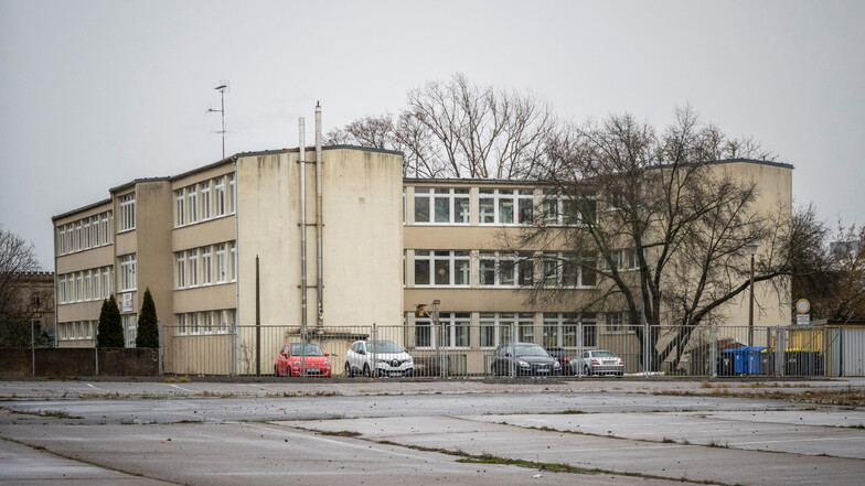 Bislang sieht das Schulgebäude zwischen Widmann-Brache und Schillerstraße noch aus, wie eine typische DDR-Schule.