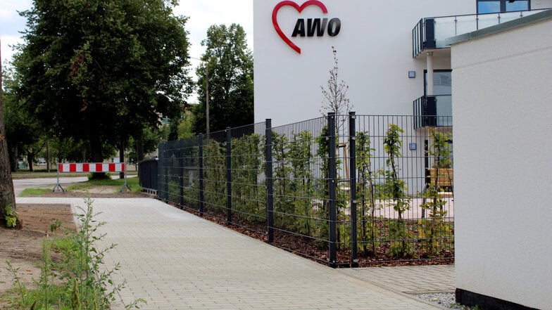 Wer aus Richtung Klinikum-Kreuzung auf der rechten Seite den Gehweg an der Weinertstraße benutzt, muss dann entweder hier rechts abbiegen oder vor der Sperre nach links die Straße queren.