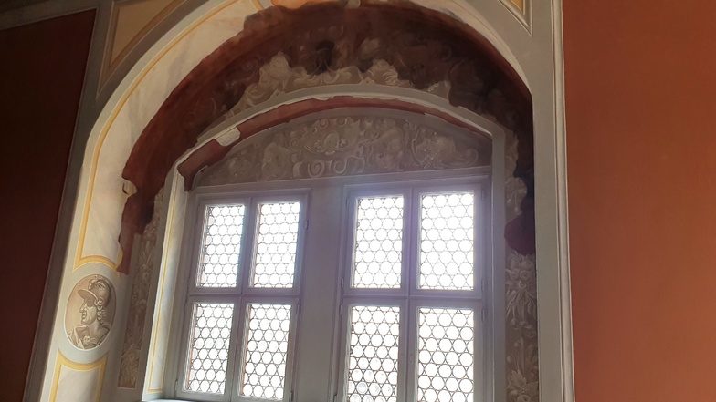 Dieses und andere einst zugemauerte Fenster an der Elbseite des Langen Ganges wurden wieder eingebaut. Dort sind auch noch alte, dunkle Renassance-Malereien zu sehen.