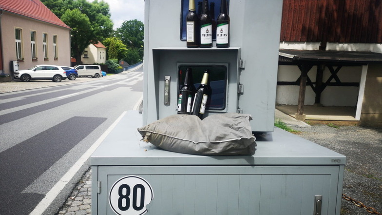 Oder hier: mit leeren Bierflaschen vor den Scheiben an einem Himmelfahrtstag an der B 96 in Mittelherwigsdorf.