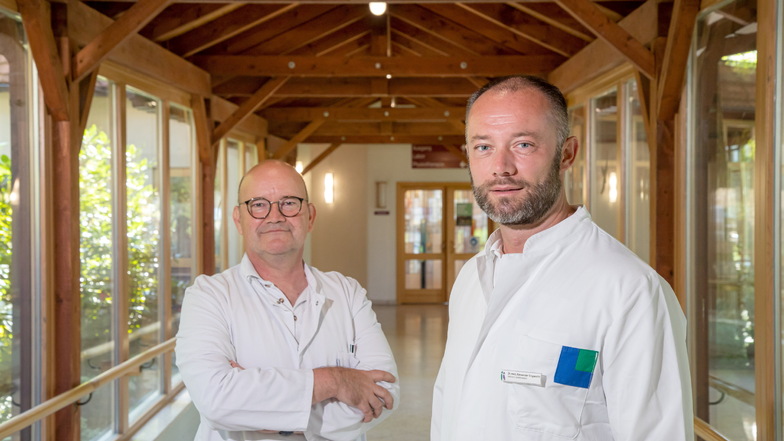Dr. Alexander Engwicht (rechts) ist der neue Gefäßchirurg am Krankenhaus Emmaus in Niesky. Er verstärkt damit das Team von Chefarzt Dr. Nils Walther.