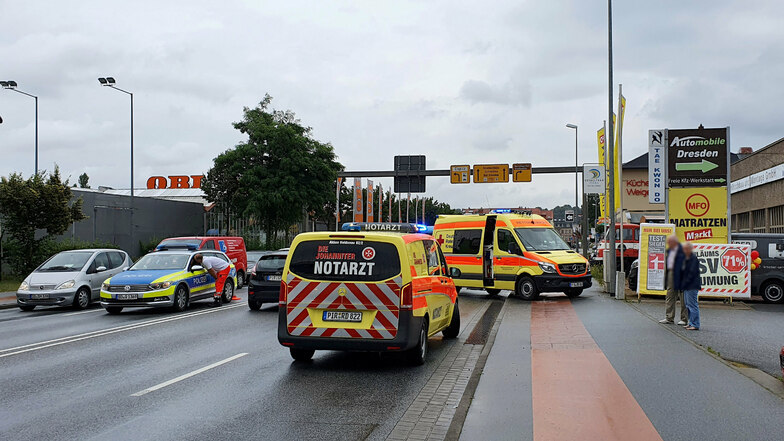 Bei dem Unfall am Mittwochnachmittag in Pirna wurde ein Fahrer verletzt. Drei Autos wurden beschädigt.
