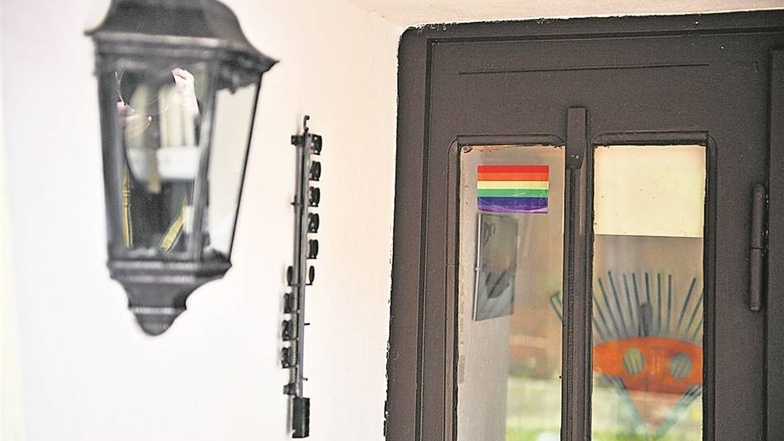 Dezenter Hinweis für Eingeweihte: Das Bild mit den Regenbogenfarben an der Haustür ist Symbol der Schwulen- und Lesbenbewe- gung. Fotos: kairospress