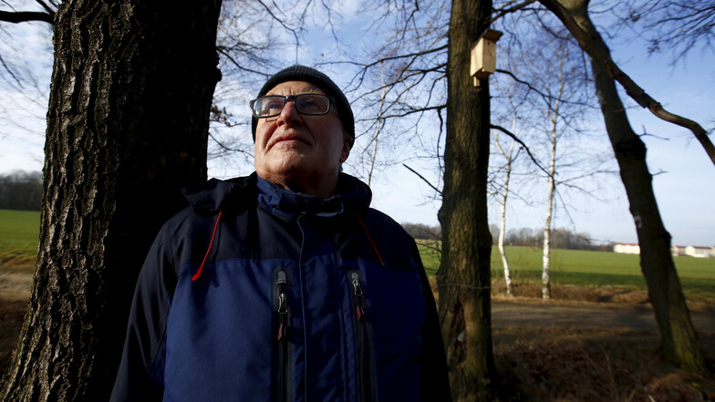 Rentner Georg Müller (66) aus Jesau geht täglich in den Kamenzer Forst. Dort kümmert er sich um die Wildvögel und 150 selbst aufgehangene Nistkästen. Es gab schon Zerstörungen. Das ärgert ihn sehr. Für Hilfe wäre er dankbar.
