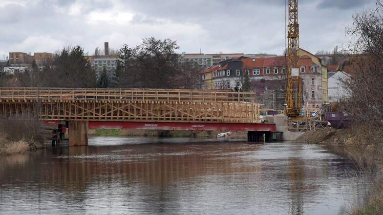 Auch aus dieser Perspektive ein imposanter Anblick: In der Brücke wird eine Menge Holz verbaut, das die Firma teilweise bei späteren Projekten wiederverwendet.