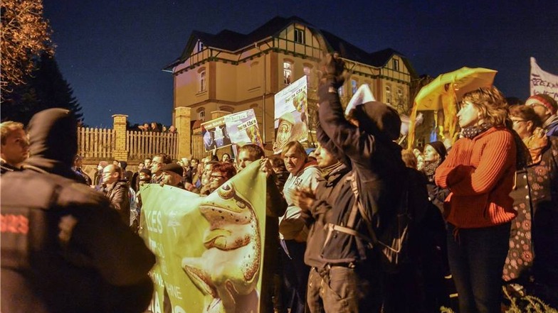 Mehrere Hundert Menschen haben am Sonnabend in Bautzen lautstark und weitgehend friedlich gegen einen Aufmarsch der NPD protestiert.