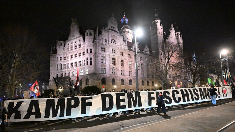 Kampf dem Faschismus· steht auf einem Banner am Kopf einer Demonstration des Bündnisses ·Solidarische Vernetzung· im Zentrum von Leipzig.
