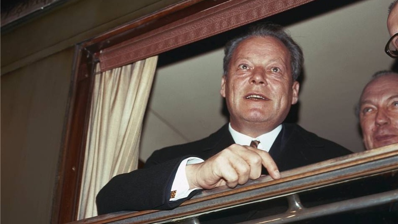 Willy Brandt wäre am 18. Dezember 100 Jahre alt geworden. Er war Kanzler, Sozialdemokrat und im Widerstand gegen die Nazis. Seine politische Laufbahn ist geprägt von markigen Zitaten, starken Bildern und großen Gesten. Dieses Bild steht symbolisch für die Tragweite seines Wirkens: Brandt blickt aus einem Zugfenster, als er im März 1970 als erster Regierungschef zu innerdeutschen Gesprächen in die DDR reist.