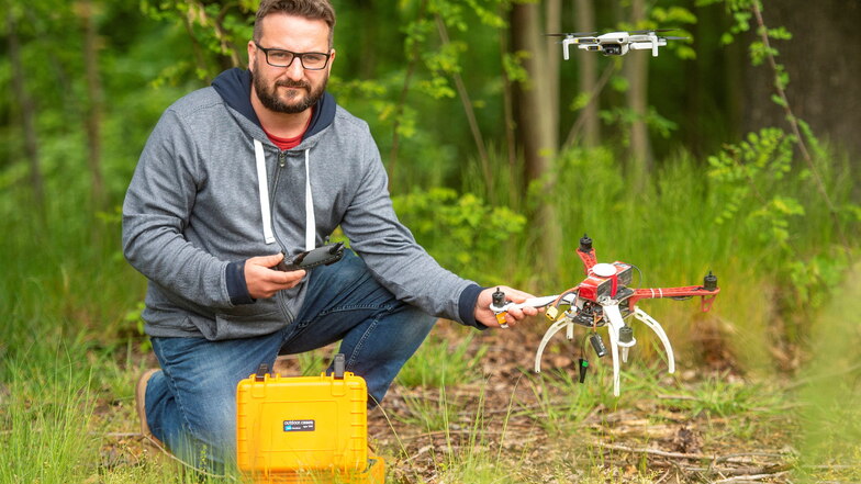 Diplomingenieur Robert Richter aus Großenhain mit einer Drohne für innovative Waldbewirtschaftung. Auch ein Harvester-Navi entwickelt der TU-Mitarbeiter.