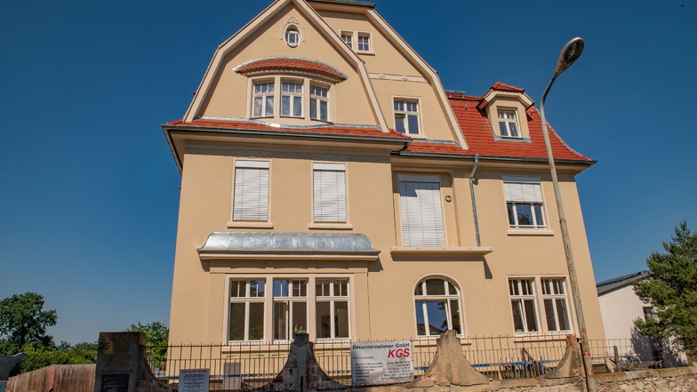 Die letzte alte Villa in der Herrmannstraße 28 ist fertig saniert. Damit hat die Villenmeile rund um das ehemalige Landratsamt ihren alten Charme zurück.
