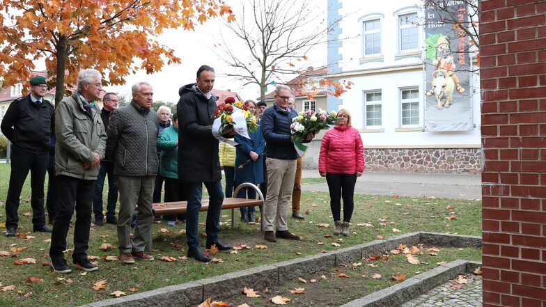 Riesas OB Marco Müller und Jens Nagel, Leiter der Gedenkstätte Ehrenhain Zeithain, legten am Ehrenmal für die Opfer des Nationalsozialismus am Poppitzer Platz Blumengebinde nieder. Mit dabei waren auch weitere Vertreter aus Stadtgesellschaft und Stadtrat.
