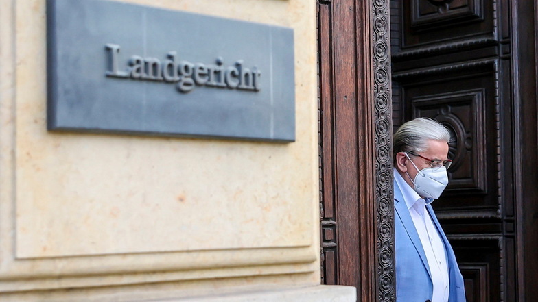 Der frühere MDR-Unterhaltungschef Udo Foht verlässt nach dem ersten Prozesstag das Landgericht Leipzig.
