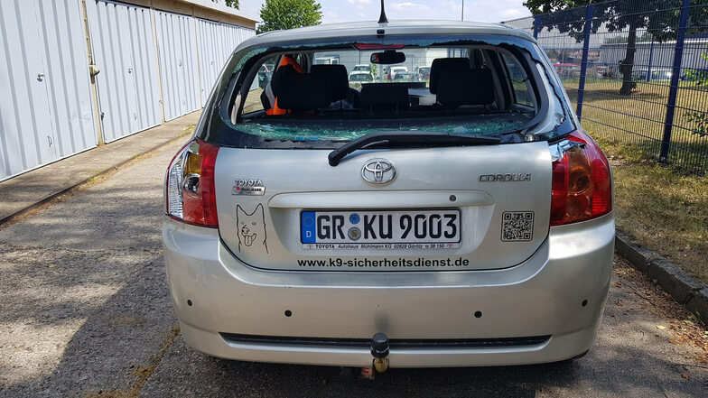 Auf das Auto des Sicherheitsdienstes K9 wurde am Berzdorfer See ein Anschlag verübt. Der Mitarbeiter kam unverletzt davon.