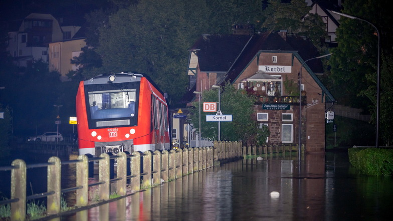 Rheinland-Pfalz, Kordel: Ein Zug steht in der Nacht am Bahnhof in Kordel. Ein Teil des Ortes wurde von den Wassermassen der Kyll überflutet.