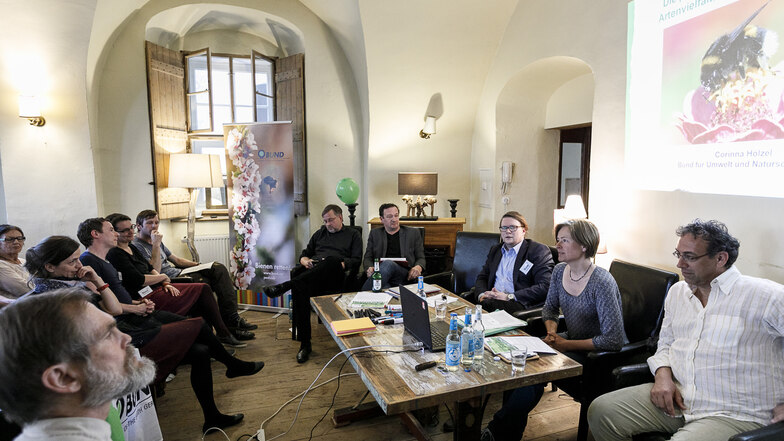 50 Görlitzer kamen, als im April im Görlitzer Café Kugel über das Pflanzengift Glyphosat diskutiert wurde. Mit dabei auch Corinna Hölzel vom BUND, der eine Initiative gegen Glyphosat ergriffen hat.