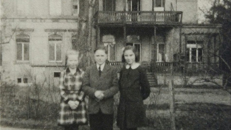 Der Knabe Wolfgang Hampf posiert im schicken Sonntagsanzug mit zwei Spielgefährtinnen vor der herrschaftlichen Villa.