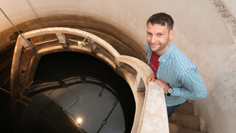 Sachsen-Energie-Gruppenleiter Robert Haas im Wasserschloss in Freital-Coßmannsdorf, wo Druckschwankungen ausgeglichen werden können. Das Bauwerk ist oberhalb des Hangs zum Weißeritztal tief in den Untergrund gebaut. Jetzt wird das Wasserschloss inspiziert