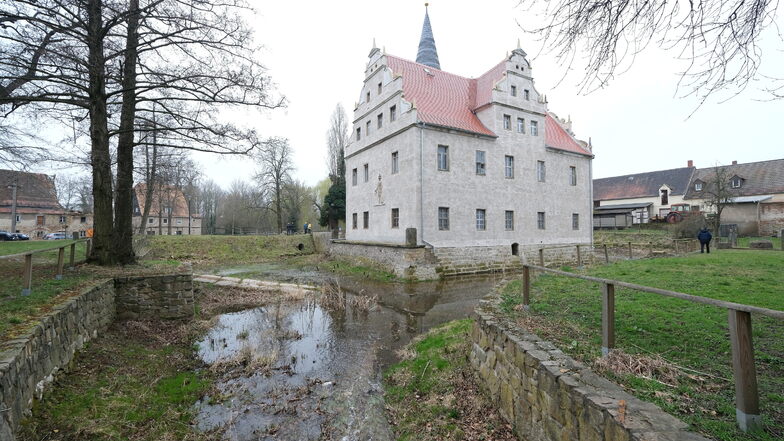 Bis der Wassergraben am Oberauer Schloss komplett gefüllt ist, wird es wohl zwei Wochen dauern.