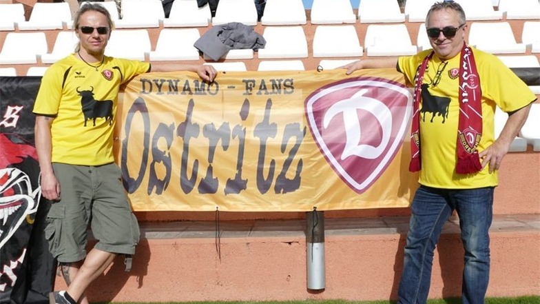 ... haben ihre Fahne im Dynamo-Trainingscamp im spanischen Marbella angebracht.