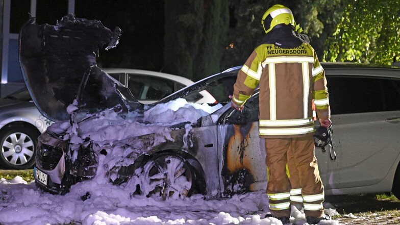 Das Feuer am Opel Insignia in Ebersbach brach im vorderen Teil des Autos aus.