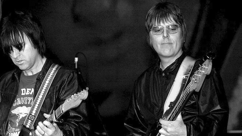 Die ehemaligen Mitglieder von der Band The Smiths, Andy Rourke (r) und Johnny Marr, treten Anfang 2006 beim Wohltätigkeitskonzert "Manchester Versus Cancer" auf