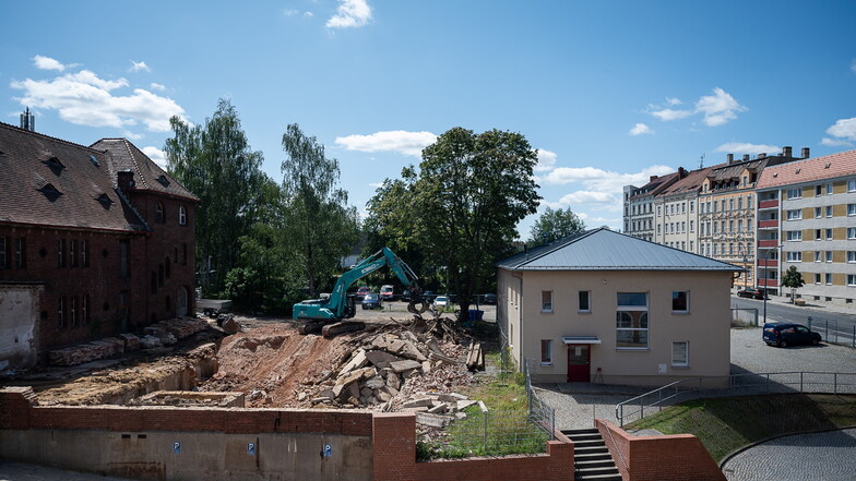 Ein Bagger reißt das alte Trafohaus auf dem Gelände der Berufsfeuerwehr an der Krölstraße ab.