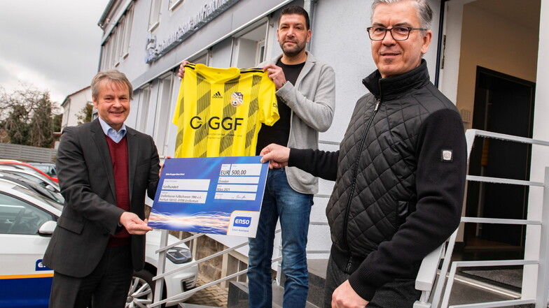 Freuen sich über 500 Euro für den Fußball: Thomas Horn (Sachsen-Energie), Alexander Gleiß (GFV) und Wolfgang Pradella, Geschäftsführer der Schmiede (v.l.)
