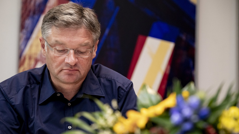 Wieder nichts: Holger Zastrow ist als Spitzenkandidat bei der Landtagswahl gescheitert. Viele, vor allem jüngere Parteimitglieder betrachten ihren Landesvorsitzenden, der seinen Rücktritt angekündigt hat, als Hindernis für einen Neuanfang.
