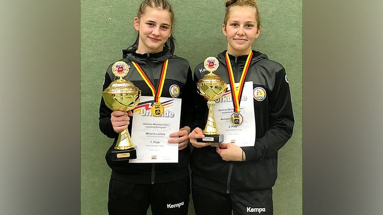 Melanie Lorenz (l.) und Annalena Landgraf nach ihren Erfolgen bei der Deutschen Jugendmeisterschaft im Ringen.