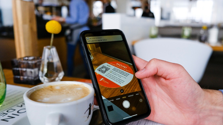 Modellregion Nordfriesland: Hier beteiligen sich mehrere Tausend Unternehmen. So sind beispielsweise Cafébesuche wieder möglich. Einfach negativ testen lassen und dann mit dem Handy QR-Code scannen.