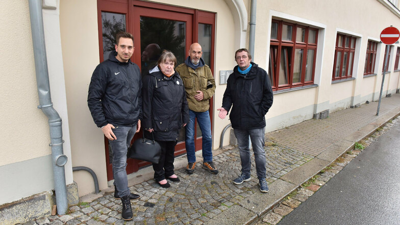 Die Initiatoren Stefan Vogl, Jörg Mumme, Silvia Fischer, Franz Thiele (von rechts) möchten in der Dresdner Straße 52, dem ehemaligen Central-Kaufhaus, Stolpersteine verlegen lassen.