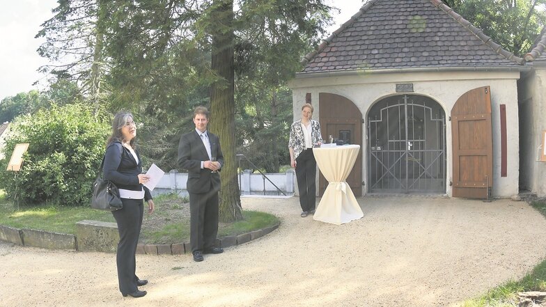 Diplom Ingenieurin Karin Noack, Frank Dutsch vom Gemeindekirchenrat und Pfarrerin Miriam Arndt während der Einweihungsfeuer des Grufthauses.