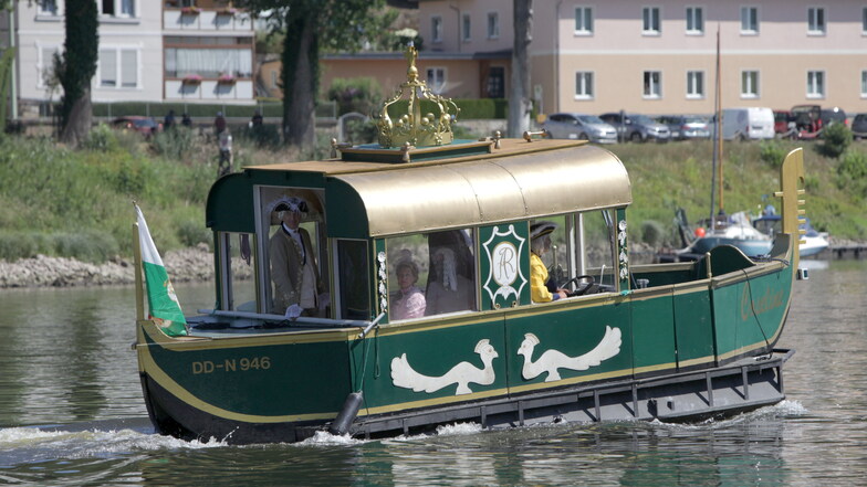 Das "Coseline"-Boot gehörte zum Wasserballett, das es zu Beginn des Festes auf der Elbe gab und an dem unter anderem auch Pirnas Ruderer teilnahmen.
