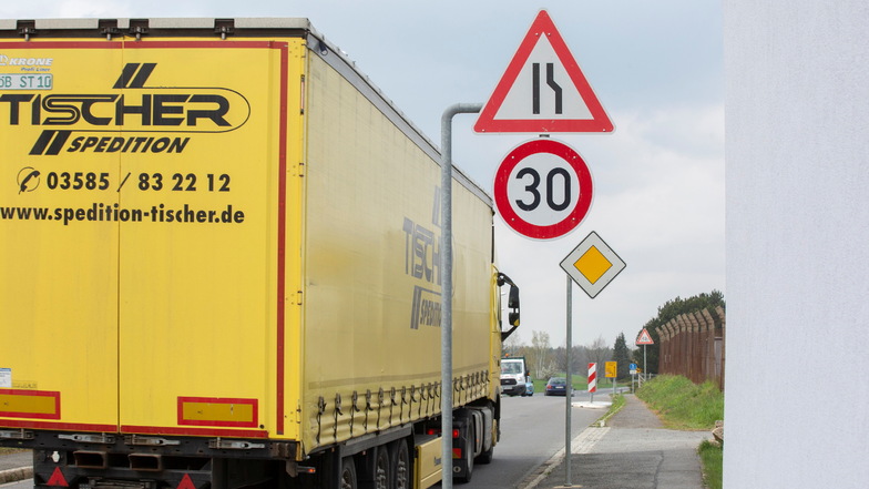 Über zu viel Lkw-Verkehr klagen die Anwohner der Nordstraße in Kamenz-Bernbruch schon seit Jahren. Bisher gibt es nur einzelne Tempo-30-Abschnitte. Künftig soll eine neue Lösung her.