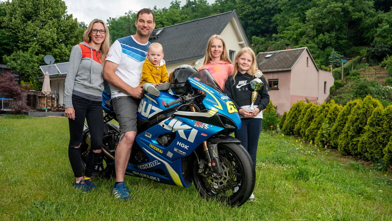 Mandy (v.l.) und Tino Striegler haben ihren Töchtern Elli, Maja und Maileen die Liebe zu Motorrädern bereits in die Wiege gelegt.