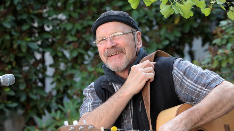 Nicht ohne Mütze und nicht ohne Gitarre: der Pirnaer Peter Lippert.