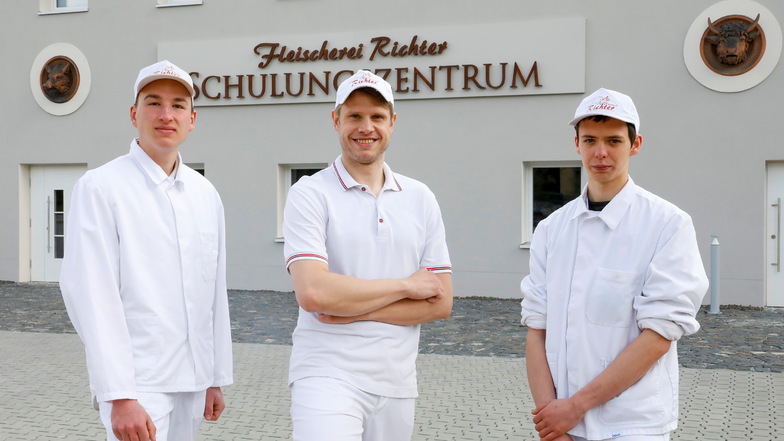 Eric Luft (rechts) und Philipp Cyrus (links) lernen bei der Fleischerei Richter in Löbau - unter anderem auch im neuen Schulungsgebäude. In der Mitte Junior-Chef Stefan Richter.