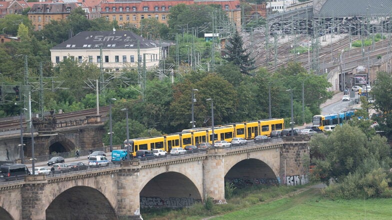 Auf der Marienbrücke staut sich der Verkehr.