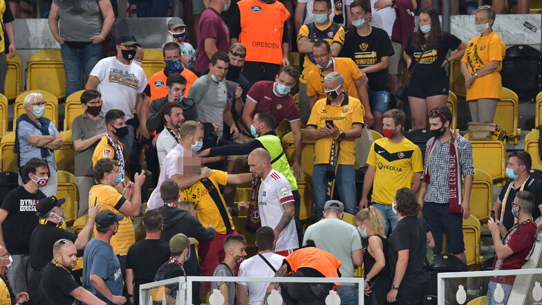 Toni Leistner sucht nach dem Pokalspiel den direkten Kontakt zum Dynamo-Fan (weinrotes Shirt über ihm), der zuvor seine Familie massiv beleidigt hatte.