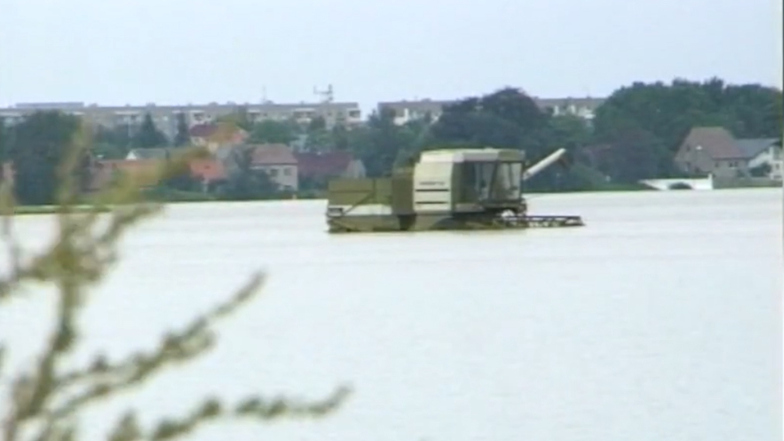 ... Hab und Gut, das überschwemmt wurde: Die Ausschnitte aus Riesa-TV-Aufnahmen von 2002 zeigen, was bei der Jahrhundertflut 2002 in und um Riesa los war.